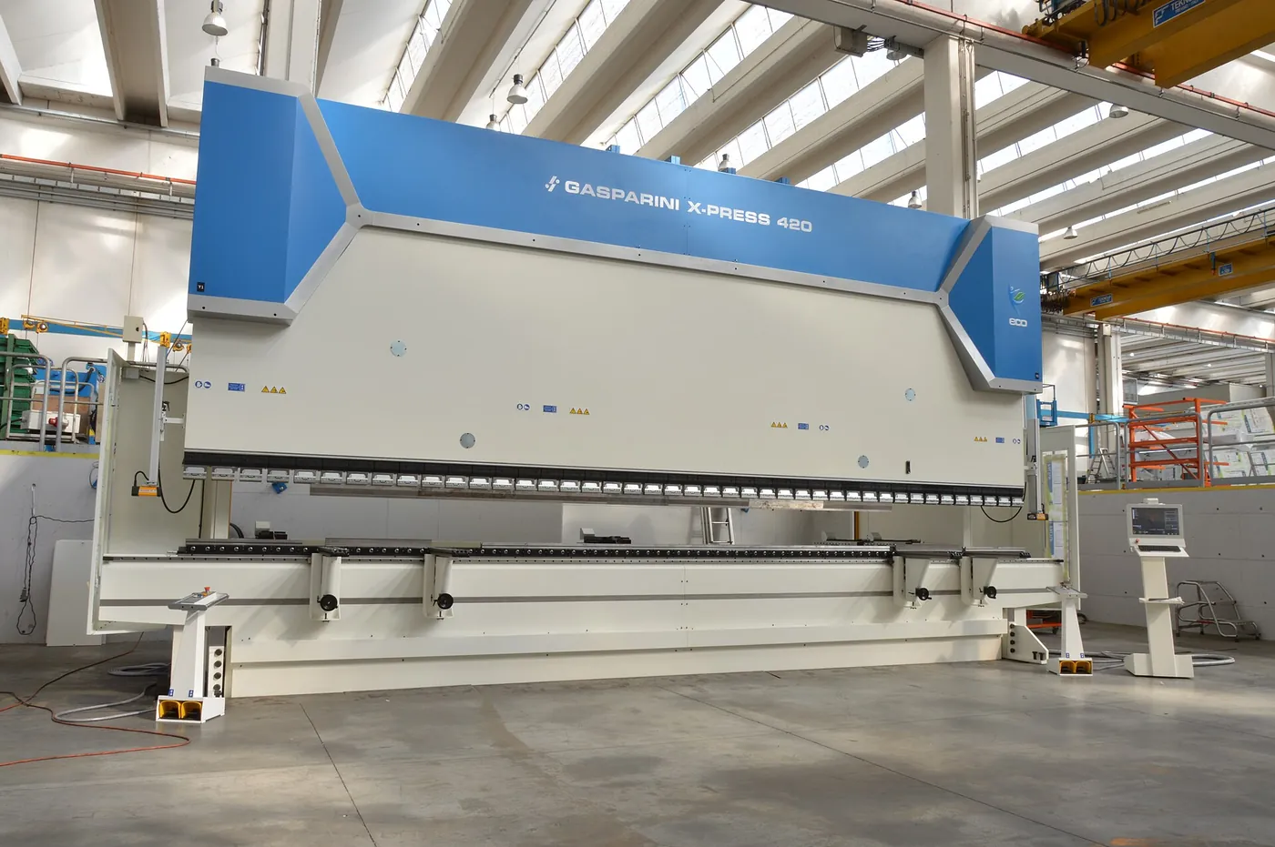 折床(press brake):鈑金件的形狀多半在這裡決定,而展開料長要在下料前就算對。